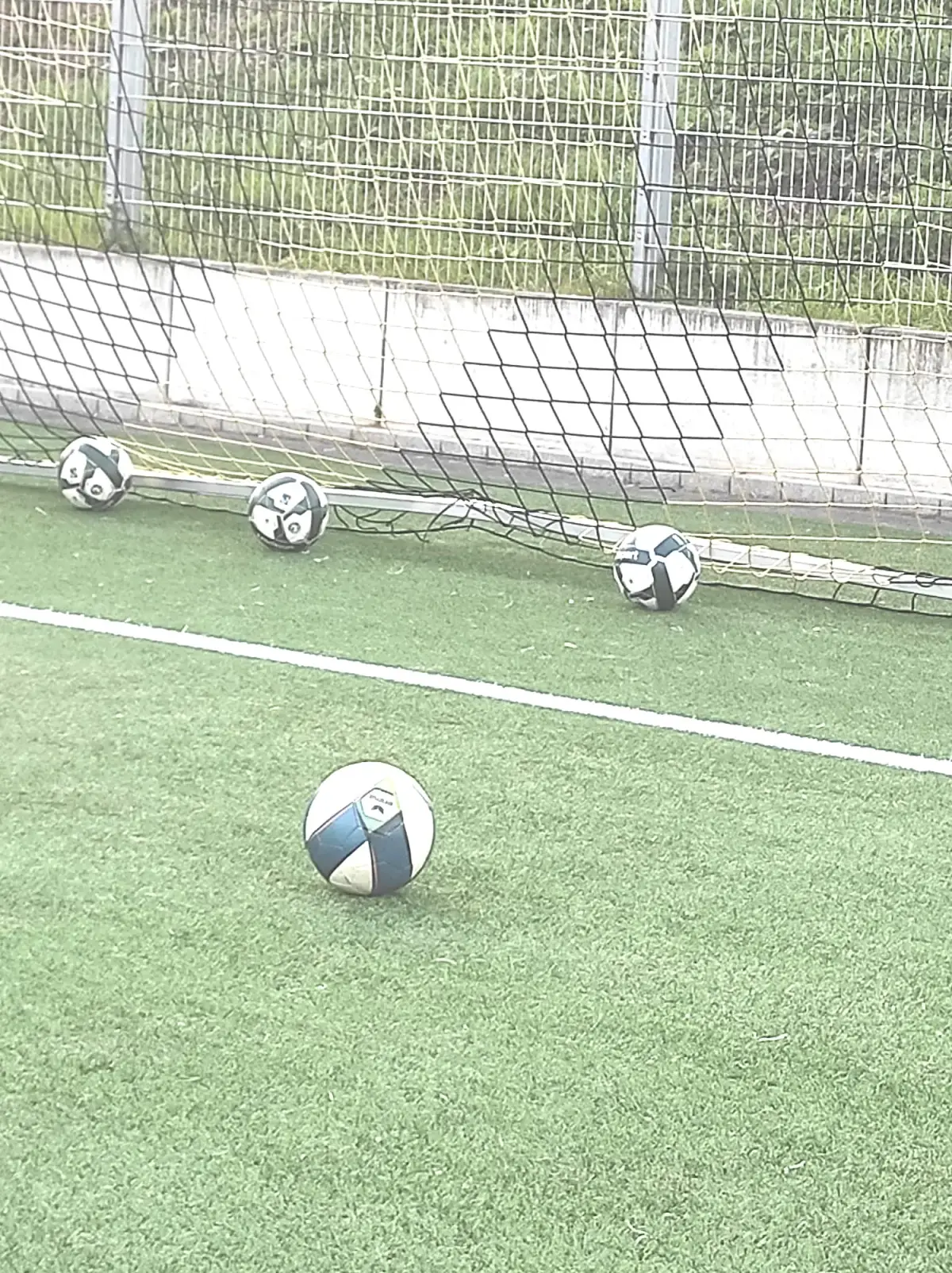 Fußbälle auf dem Trainingsplatz